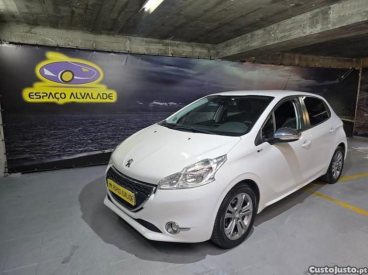 Branco Usado 2014 Peugeot 208 Active Citadino | € 7.500 (Preço justo) - Imagem 1/1
