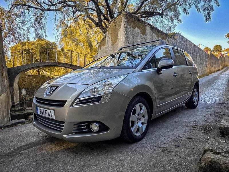 Usado Peugeot 5008 111 HP (81 kW) 2010 Cinzento Monovolume
