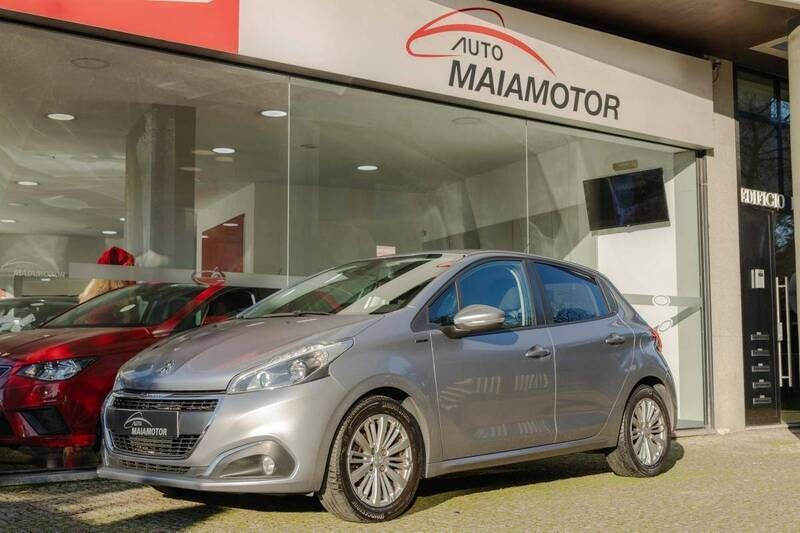 Cinzento Usado 2018 Peugeot 208 Signature Sky Citadino | € 12.650 (Preço justo) - Imagem 1/4