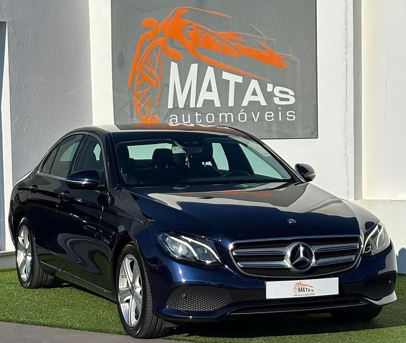 Azul Usado 2016 Mercedes E220 Avantgarde Sedan | € 29.900 - Imagem 1/4