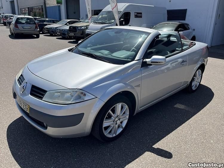Cinza Usado 2004 Renault Mégane Coupé Coupé | € 4.450 - Imagem 1/1