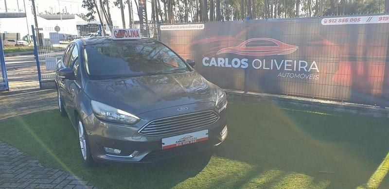 Usado Ford Focus Titanium 125 HP (91 kW) 2015 Cinza escuro Sedan