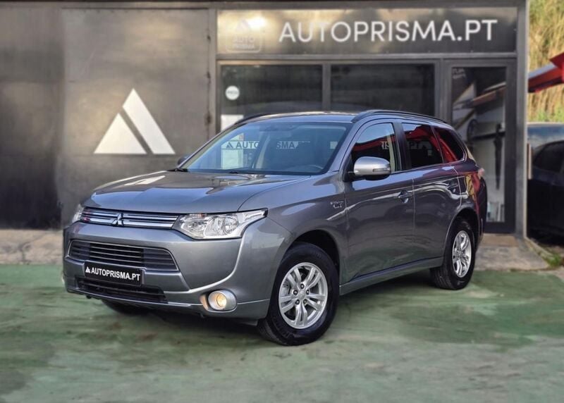 Cinza Usado 2014 Mitsubishi Outlander P-HEV Intense+ SUV | € 14.990 (Preço justo) - Imagem 1/4