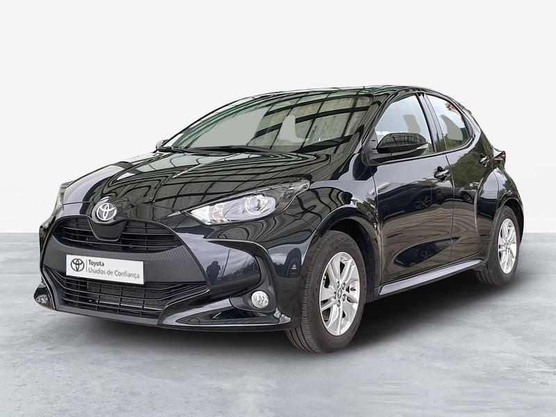 Preto (pintura metalizada) Usado 2024 Toyota Yaris Comfort | € 24.750 (Preço justo) - Imagem 1/4