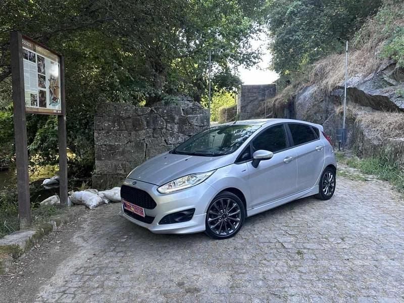 Cinzento Usado 2017 Ford Fiesta Citadino | € 10.999 (Preço justo) - Imagem 1/4