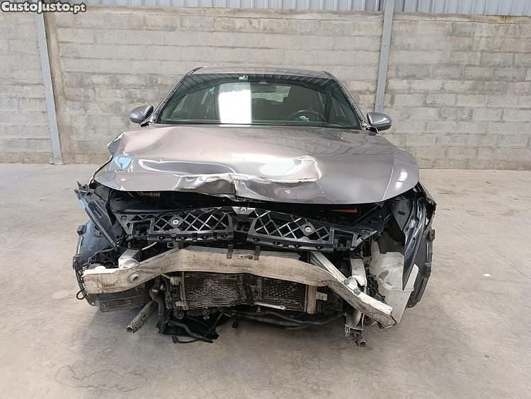 Cinza Usado 2018 Mercedes A180 | € 8.980 - Imagem 1/1