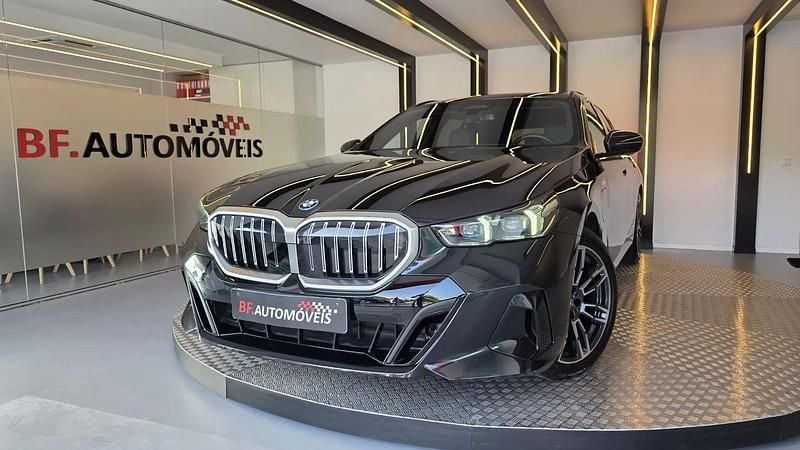 Preto Usado 2024 BMW 530e Comfort Edition Coupé | € 64.900 - Imagem 1/4