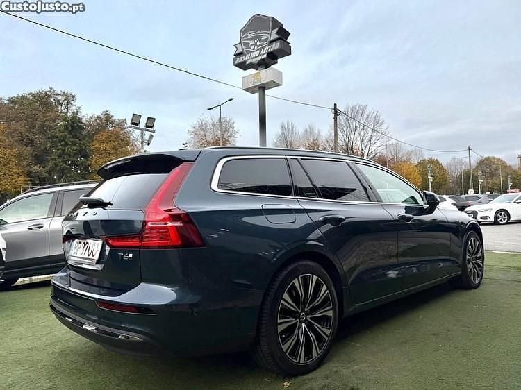 Azul Usado 2024 Volvo V60 Plus Carrinha | € 44.750 (Preço elevado) - Imagem 1/1