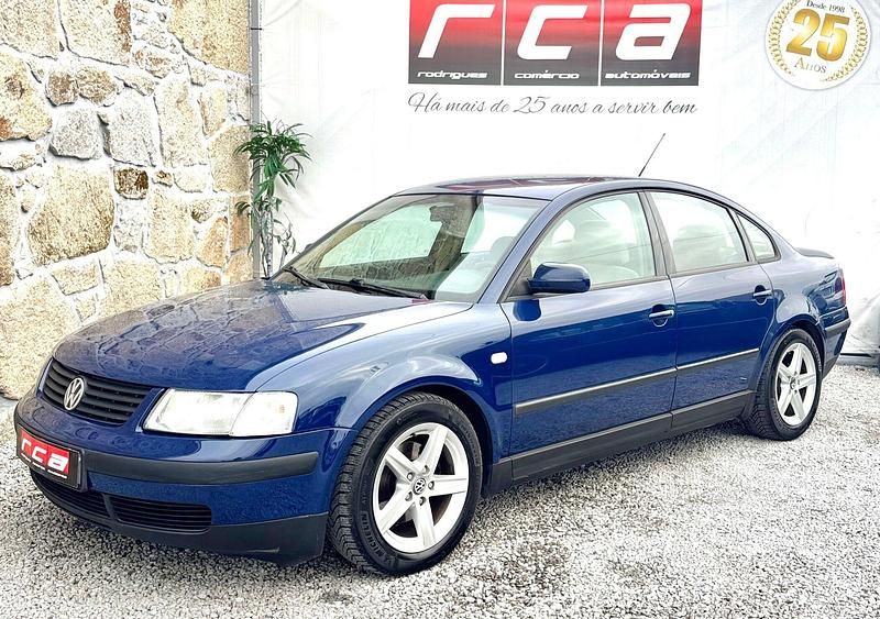 Azul Usado 1999 VW Passat Sedan | € 3.490 - Imagem 1/4