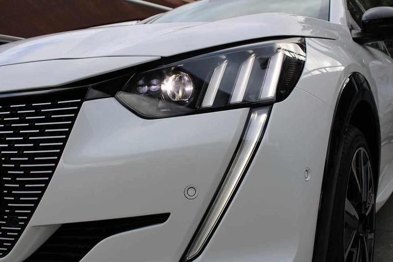 Usado Peugeot e-208 GT-line 100 kW (136 HP) 2023 Branco Citadino