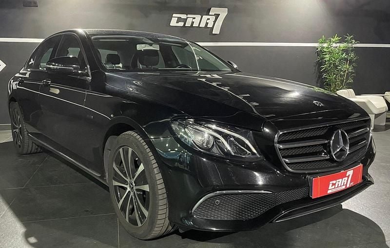 Preto Usado 2019 Mercedes E300 Avantgarde Sedan | € 32.750 (Preço justo) - Imagem 1/4