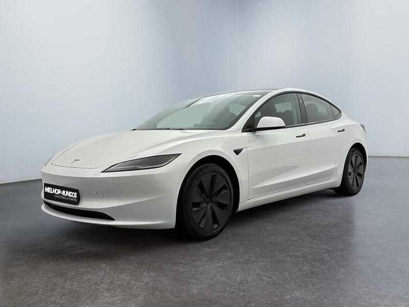 Branco Usado 2023 Tesla Model 3 Standard Range Plus Sedan | € 30.500 (Preço justo) - Imagem 1/4