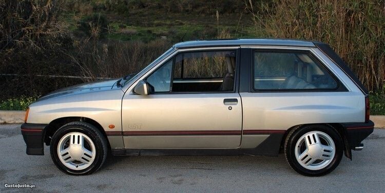 Cinza Usado 1988 Opel Corsa | € 6.900 - Imagem 1/1