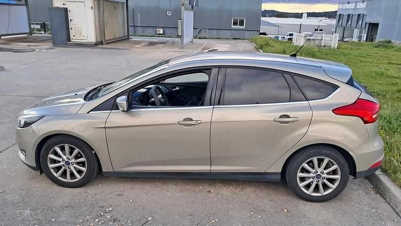 Usado Ford Focus 120 HP (88 kW) 2017 Cinzento Citadino