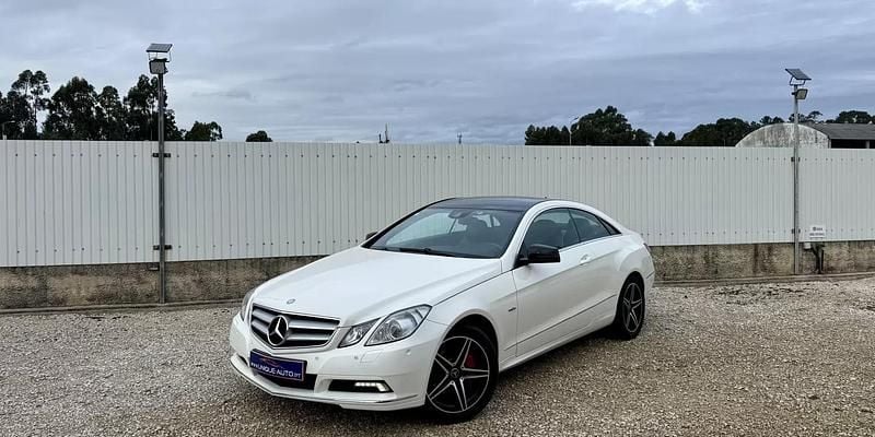 Usado Mercedes E250 Avantgarde 204 HP (150 kW) 2010 Branco pérola Coupé