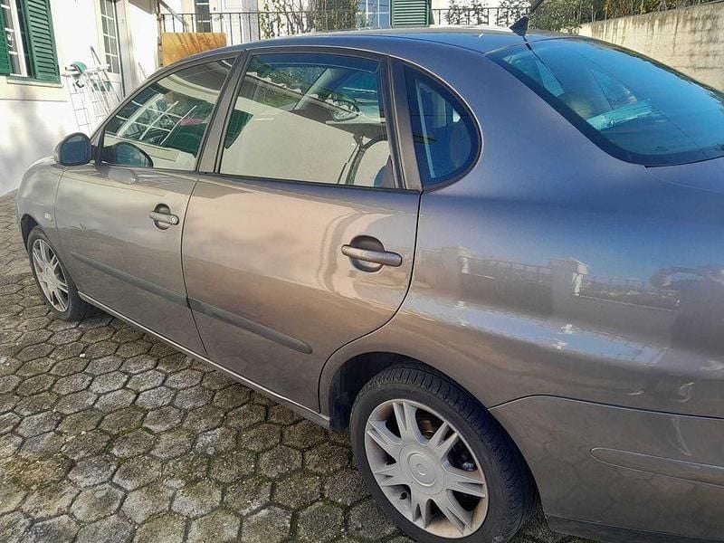 Usado Seat Cordoba 75 HP (55 kW) 2003 Cinzento Sedan