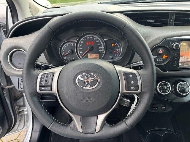 Usado Toyota Yaris Comfort 69 HP (50 kW) 2015 Cinza Citadino