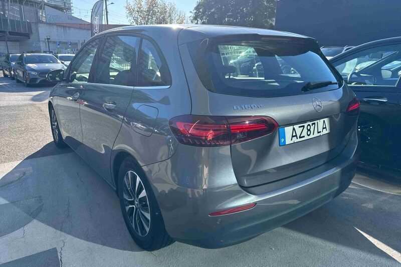 Usado Mercedes B180 116 HP (85 kW) 2023 Cinzento Monovolume