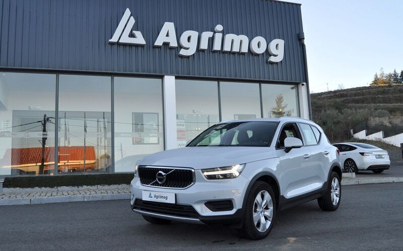 Cinzento Usado 2020 Volvo XC40 Momentum SUV | € 29.950 (Preço justo) - Imagem 1/4