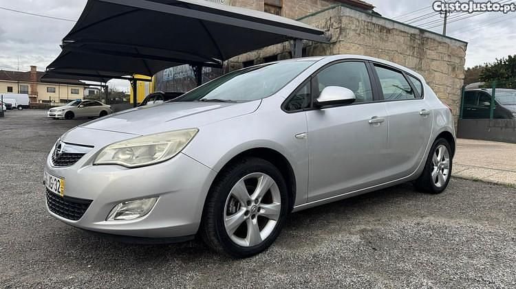 Cinza Usado 2010 Opel Astra Cosmo Citadino | € 3.890 - Imagem 1/1