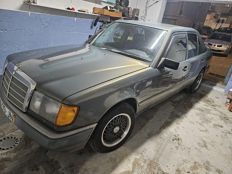 Usado Mercedes C250 150 HP (110 kW) 1988 Sedan