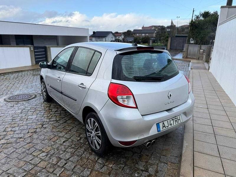 Usado Renault Clio II 75 HP (55 kW) 2010 Cinzento