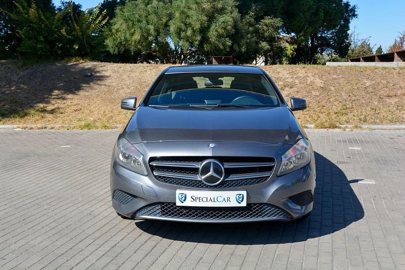 Cinza Usado 2017 Mercedes A180 Style | € 17.450 (Preço justo) - Imagem 1/4