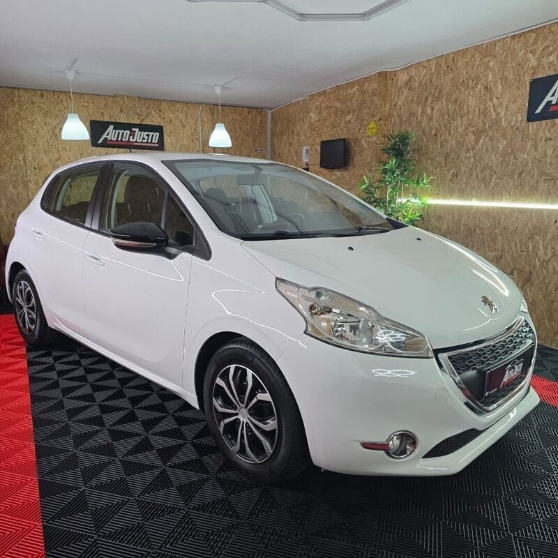 Branco Usado 2014 Peugeot 208 Active Citadino | € 9.950 (Preço elevado) - Imagem 1/4