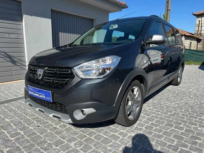 Cinzento (metalizado) Usado 2019 Dacia Lodgy Stepway Monovolume | € 15.500 (Preço justo) - Imagem 1/4