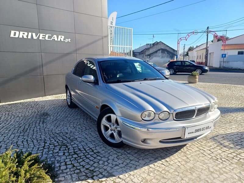 Cinza prata Usado 2002 Jaguar X-type Sedan | € 7.980 - Imagem 1/4