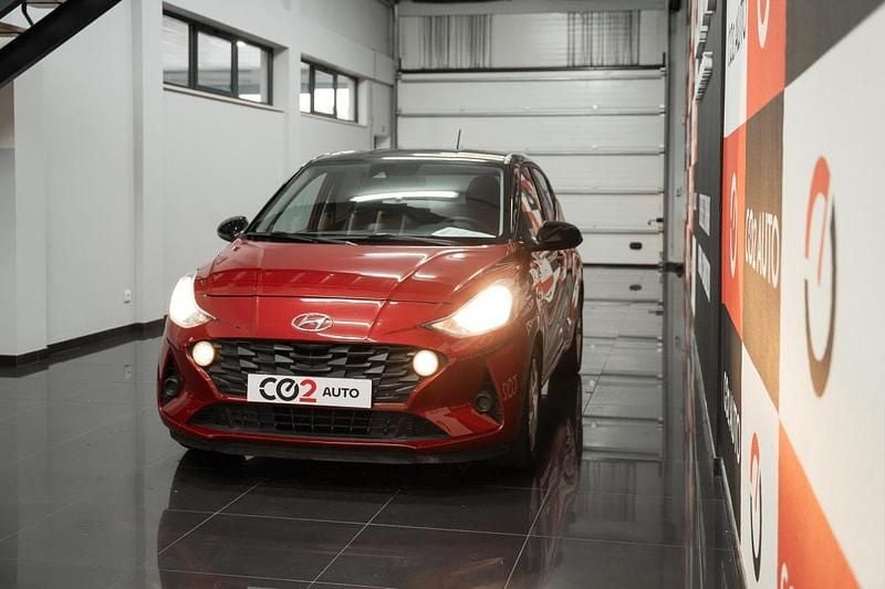 Usado Hyundai i10 Comfort 67 HP (49 kW) 2022 Vermelho Citadino