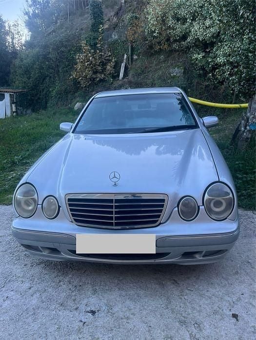 Usado 2000 Mercedes E220 Elegance Sedan | € 4.250 - Imagem 1/4