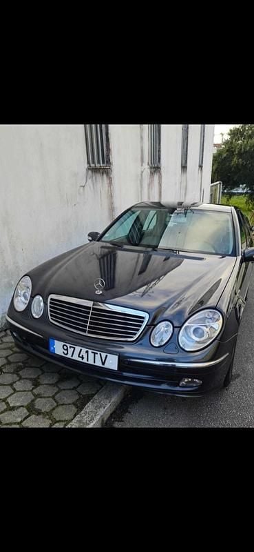 Cinzento Usado 2002 Mercedes E270 Sedan | € 8.850 - Imagem 1/4