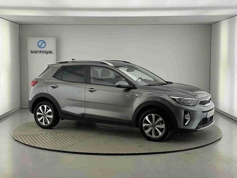 Cinzento Usado 2025 Kia Stonic SUV | € 17.990 (Preço justo) - Imagem 1/4
