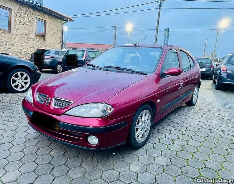Vermelho Usado 2001 Renault Mégane Dynamique Citadino | € 1.750 - Imagem 1/1