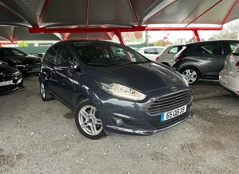 Cinza Usado 2015 Ford Fiesta Titanium | € 11.950 (Preço justo) - Imagem 1/4