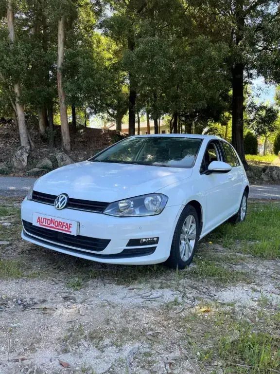 Branco Usado 2016 VW Golf VII Comfortline Citadino | € 16.750 (Caro) - Imagem 1/4