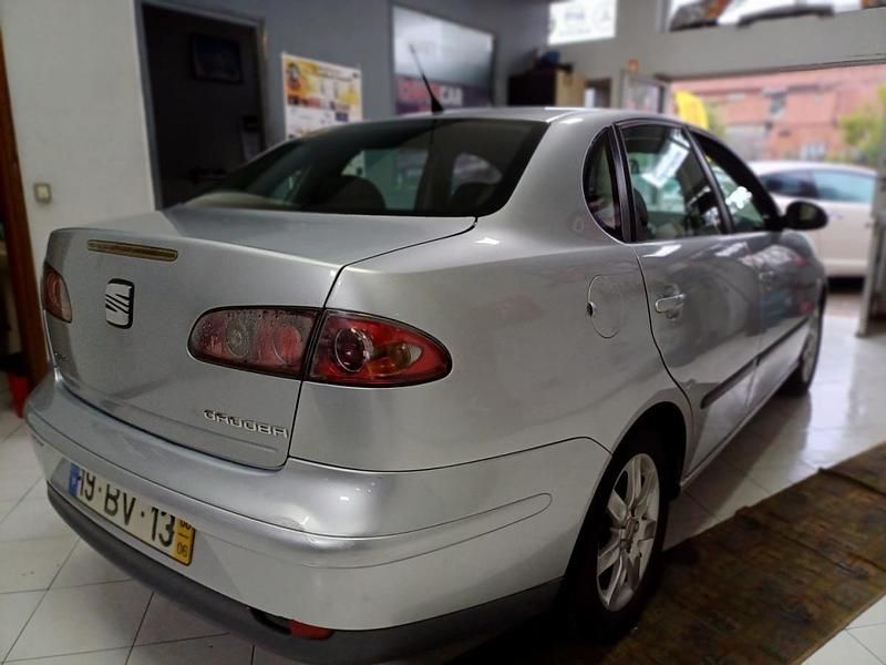Usado Seat Cordoba 70 HP (51 kW) 2006 Cinzento Sedan