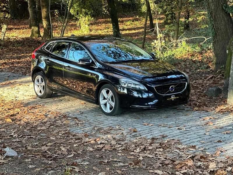 Preto Usado 2015 Volvo V40 Summum Sedan | € 12.990 (Preço justo) - Imagem 1/4