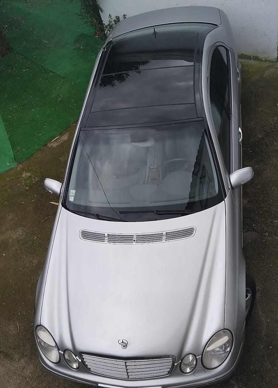 Usado Mercedes E220 150 HP (110 kW) 2002 Cinzento Sedan