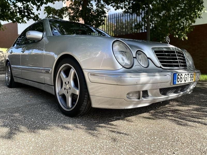 Usado 2000 Mercedes E240 Avantgarde Sedan | € 5.600 - Imagem 1/4