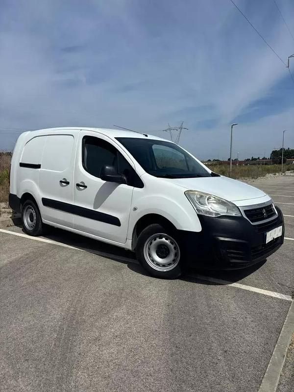 Branco Usado 2017 Peugeot Partner Style Monovolume | € 8.450 (Preço justo) - Imagem 1/3
