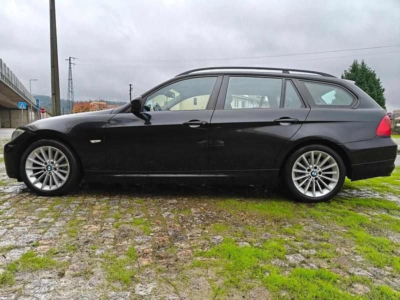 Usado BMW 320 177 HP (130 kW) 2009 Preto Carrinha