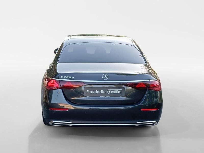 Usado Mercedes E220 197 HP (144 kW) 2025 Preto Sedan