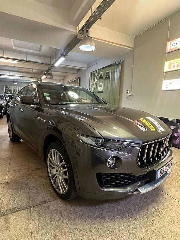 Cinza Usado 2017 Maserati Levante SUV | € 43.500 - Imagem 1/4