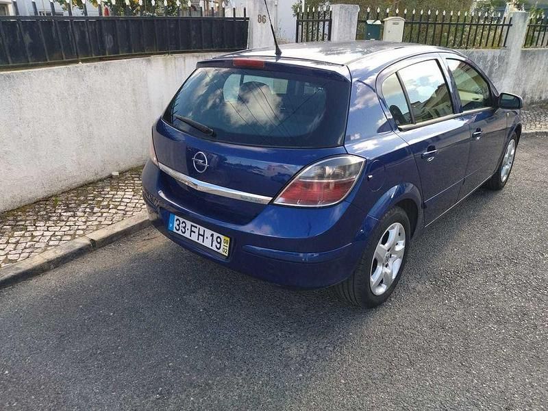 Usado Opel Astra 90 HP (66 kW) 2008 Sedan
