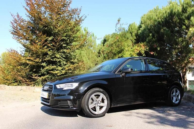Usado Audi A3 Design 116 HP (85 kW) 2019 Preto Carrinha