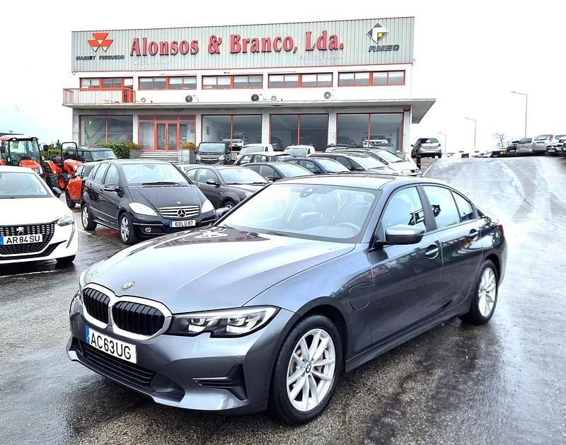 Cinza Usado 2020 BMW 330 Carrinha | € 23.900 - Imagem 1/4