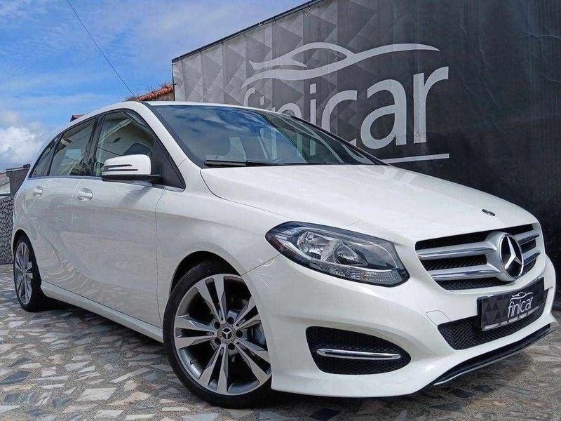 Branco Usado 2017 Mercedes B180 Style Monovolume | € 17.900 (Preço justo) - Imagem 1/4