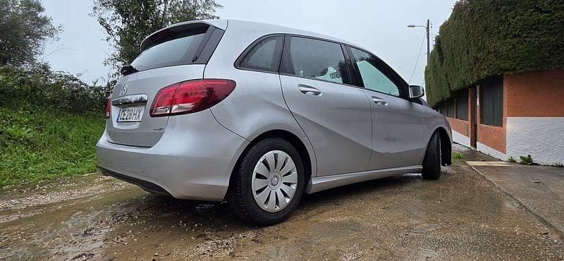 Usado Mercedes B180 Style 109 HP (80 kW) 2016 Cinza Monovolume
